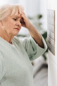 Image of woman forgetting what she was doing as a sign of memory loss